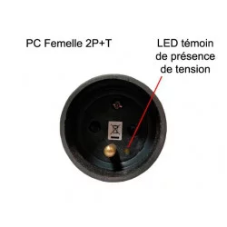 prise de courant femelle noire vue du puit de branchement avec LED témoin
