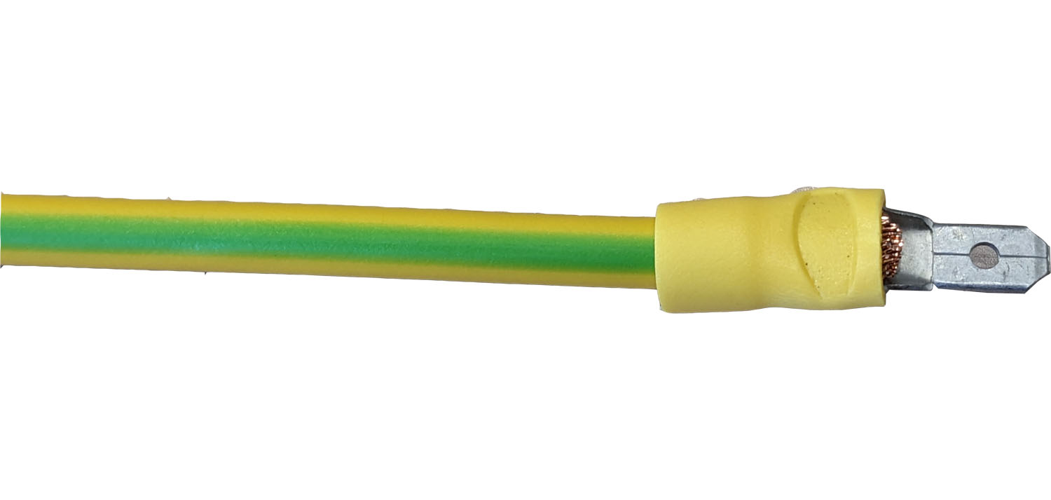 connecteur isolé serti sur fil électrique vert jaune